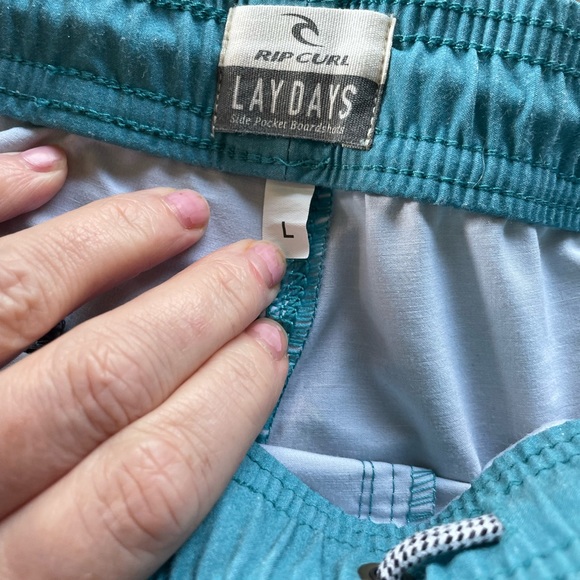 Side pocket Rip Curl boardshorts - Picture 2 of 4